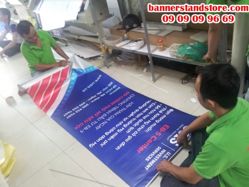 Gia công gắn poster vào banner cuốn với nhân viên gia công của In Kỹ Thuật Số 